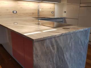 Cucina "nuvolata", EFFE4 MARMI EFFE4 MARMI Built-in kitchens Marble