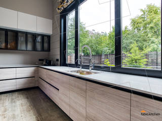 Загородный дом в стиле модерн, Кухни Fabio Кухни Fabio 現代廚房設計點子、靈感&圖片 塑膠