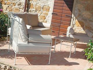 Relaxed by beauty, VillaDorica VillaDorica Balcone, Veranda & Terrazza in stile classico Ferro / Acciaio Beige