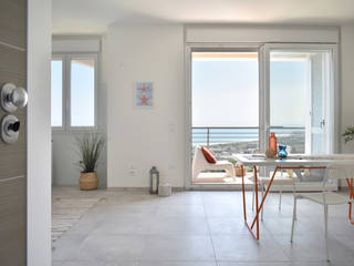 Home Staging appartamento vista mare, Sonia Santirocco architetto e home stager Sonia Santirocco architetto e home stager Śródziemnomorski salon