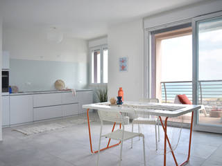 Home Staging appartamento vista mare, Sonia Santirocco architetto e home stager Sonia Santirocco architetto e home stager Soggiorno in stile mediterraneo