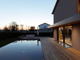 House VA, Didonè Comacchio Architects Didonè Comacchio Architects Infinity pool Wood-Plastic Composite