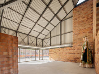 Pabellón polivalente para actividades culturales, ESTUDI NAO arquitectura ESTUDI NAO arquitectura Industrial style garage/shed Ceramic