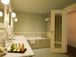 Clt Ahşap Ev, Çağlar Wood House Çağlar Wood House Mediterranean style bathrooms Wood White
