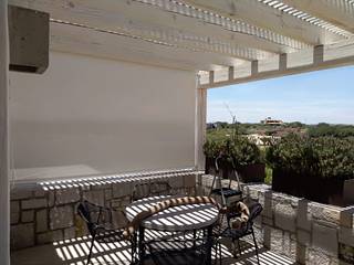 Toldos Verticales y Toldos Proyectantes., Decora in - Hunter Douglas Decora in - Hunter Douglas Rustykalny balkon, taras i weranda