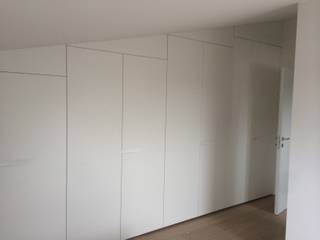 Armadio in mansarda, dassigino snc dassigino snc Modern Bedroom MDF