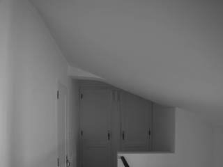 Penaferrim - Reabilitação e ampliação de uma casa de habitação uni-familiar T3 em Sintra, goodmood - Soluções de Habitação goodmood - Soluções de Habitação Minimalist corridor, hallway & stairs Concrete