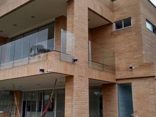 Pasamanos en Acero Inoxidable, Aluminios CMC Aluminios CMC Balcones y terrazas minimalistas Vidrio