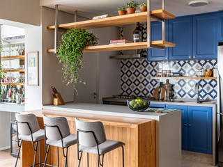 Apartamento JC | Vila Madalena, Marcela Wandenkolk Arquitetura Marcela Wandenkolk Arquitetura Small kitchens Wood Blue