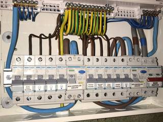 Fuseboard upgrade - Edinburgh, Leading Electrical Solutions Ltd Leading Electrical Solutions Ltd Phòng khách phong cách kinh điển Kim loại