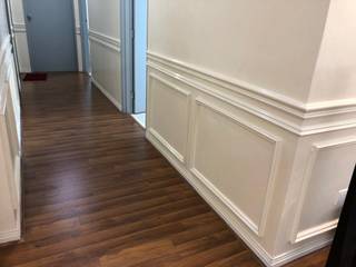 Hardwood Wainscoting Design Condominium Selangor , WoodMalaysia WoodMalaysia Pasillos, vestíbulos y escaleras de estilo moderno Madera Acabado en madera