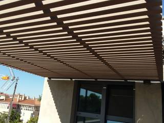 ATICO CON PERGOLA DISEÑO EN CASABLANCA, Jardín con Clase Jardín con Clase بلكونة أو شرفة