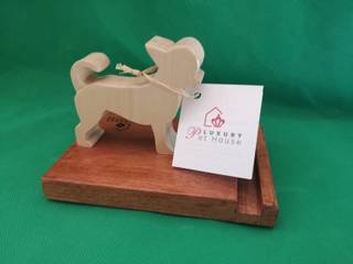 Mobile/Tablet holder – To each one his own puppy, LUXURY PET HOUSE by Three P & D sas LUXURY PET HOUSE by Three P & D sas บ้านและที่อยู่อาศัย ไม้เอนจิเนียร์ Transparent