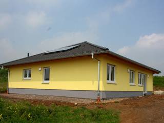 Bungalow in Birresdorf, F.C. Nüdling Fertigteiltechnik GmbH + Co. KG F.C. Nüdling Fertigteiltechnik GmbH + Co. KG Cabañas