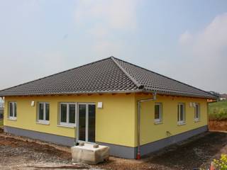 Bungalow in Birresdorf, F.C. Nüdling Fertigteiltechnik GmbH + Co. KG F.C. Nüdling Fertigteiltechnik GmbH + Co. KG Cabañas