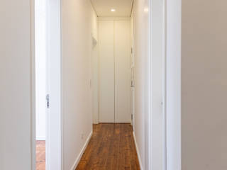 Remodelação de Apartamento antigo em Lisboa, Decor-in, Lda Decor-in, Lda Modern corridor, hallway & stairs Wood Wood effect