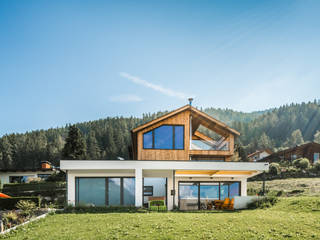 DAS TRANSPARENTE HAUS - Einfamilienhaus in Tirol, SNOW ARCHITEKTUR SNOW ARCHITEKTUR Einfamilienhaus Holz Holznachbildung