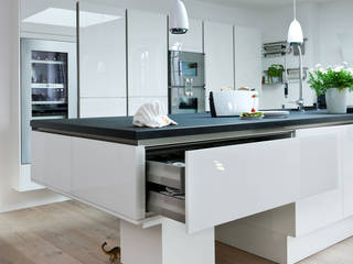 Moderne Inselküche mit allem Drum und Dran, Küchen Rochol GmbH Küchen Rochol GmbH Built-in kitchens White