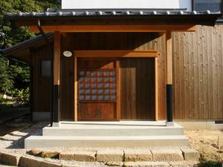 木組の家, オダ工務店株式会社 オダ工務店株式会社 Asian corridor, hallway & stairs Wood Wood effect