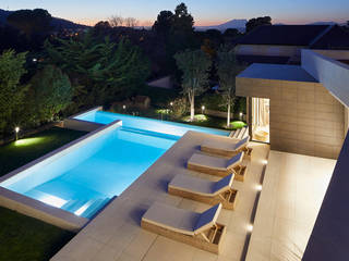 Una piscina con glamour y un diseño espectacular , ROSA GRES ROSA GRES Kolam renang halaman