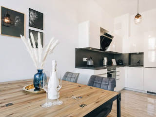 Einrichtung Ferienwohnung am Neumarkt, Butterfly Home Staging | Interior Design Butterfly Home Staging | Interior Design Sala da pranzo moderna Legno Effetto legno