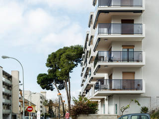 REHABILITACIÓN FACHADA EDIFICIO CITRONIERS - CAMBRILS, 2.17Arquitectura 2.17Arquitectura Casas multifamiliares Concreto reforzado