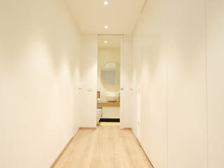 LUNGO LE MURA, roberto sarda architetto roberto sarda architetto Modern corridor, hallway & stairs