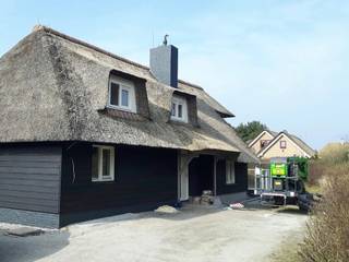 Gerookte houten vloeren villa Ameland, De Houtfabriek De Houtfabriek フローリング 木 木目調