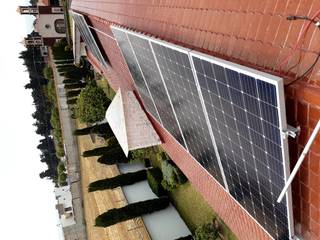 SISTEMA FOTOVOLTAICO RESIDENCIAL CACALOMACAN EDO. DE MEXICO, SOSEL SAS DE CV SOSEL SAS DE CV Casas de estilo industrial