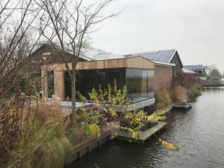 Poolhaus mit Glas-Schiebe-Drehsysteme für Panoramablick von Sunflex, Schmidinger Wintergärten, Fenster & Verglasungen Schmidinger Wintergärten, Fenster & Verglasungen Rumah Modern Aluminium/Seng