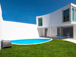 Casa em Lisboa Remodelação e Ampliação, CVZ Construções CVZ Construções Villas White