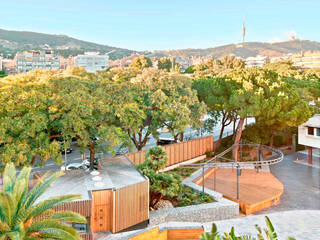 Pabellones de acceso Liceo Frances Barcelona, COMA Arquitectura COMA Arquitectura Espacios comerciales Madera Acabado en madera