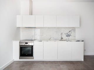 Alto Rodes House Renovation, Faro, AAP - ASSOCIATED ARCHITECTS PARTNERSHIP AAP - ASSOCIATED ARCHITECTS PARTNERSHIP Small kitchens Marble