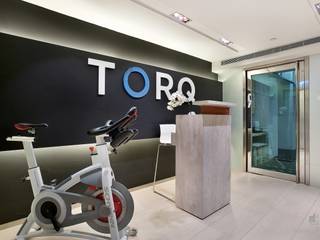 TORQ Fitness, Hong Kong, Darren Design & Associates 戴倫設計 Darren Design & Associates 戴倫設計 Salle de sport moderne