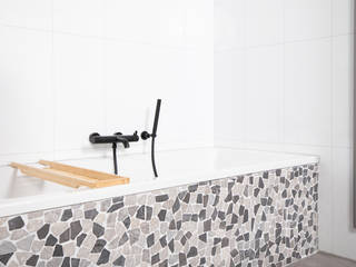 Badkamer met een speelse twist van mozaïek, Maxaro Maxaro Modern bathroom Ceramic