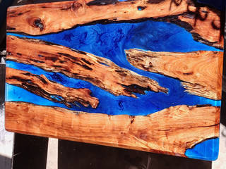 Dining Table with Blue Epoxy and Rustic Wood, Aura Glow Interio Aura Glow Interio Modern dining room Wood Wood effect