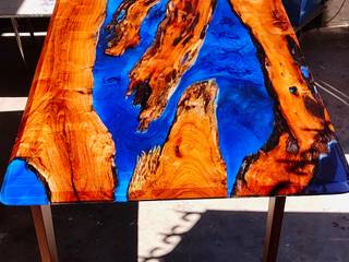 Dining Table with Blue Epoxy and Rustic Wood, Aura Glow Interio Aura Glow Interio Salas de jantar modernas Madeira Efeito de madeira