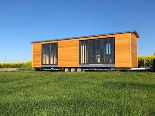 Tiny House mit Bad, Küche, Schlaf- und Wohnbereich als mobiles Holzhaus auf einem Wochenendgrundstück, Tiny Houses Wagenbau Pletz Tiny Houses Wagenbau Pletz Modern houses