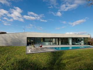 Villa in einem ländlichen Land in einem kleinen Dorf in Ostfrankreich., Pool im Garten Pool im Garten مسبح