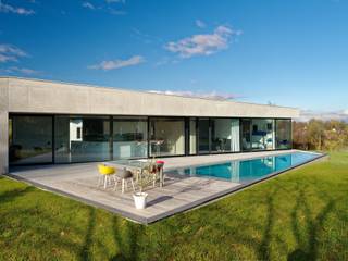 Villa in einem ländlichen Land in einem kleinen Dorf in Ostfrankreich., Pool im Garten Pool im Garten Modern pool
