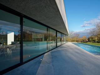 Villa in einem ländlichen Land in einem kleinen Dorf in Ostfrankreich., Pool im Garten Pool im Garten Piscinas de estilo moderno