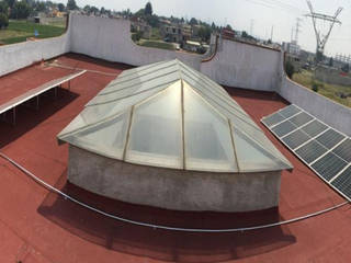 SISTEMA FOTOVOLTAICO RESIDENCIAL LA ASUNCION, TOLUCA, SOSEL SAS DE CV SOSEL SAS DE CV Casas modernas: Ideas, imágenes y decoración