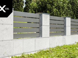 Concretely Black. Nowoczesne ogrodzenia aluminiowe z betonowymi murkami, XCEL Fence XCEL Fence สวนหน้าบ้าน