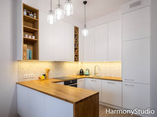 Kuchnia na wymiar z białymi frontami, drewnianymi blatami i półkami, HarmonyStudio HarmonyStudio Bếp xây sẵn Gỗ Wood effect