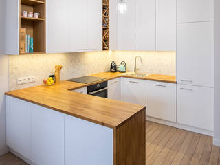 Kuchnia na wymiar z białymi frontami, drewnianymi blatami i półkami, HarmonyStudio HarmonyStudio Built-in kitchens Wood Wood effect