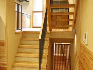 NI HOUSE, 日菜設計室 HINA ARCHITECTS 日菜設計室 HINA ARCHITECTS Escaleras