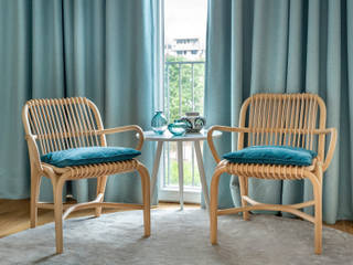 Sitzecke mit zwei Sessel aus Rattan CONSCIOUS DESIGN - INTERIORS Moderne Wohnzimmer Holz Türkis