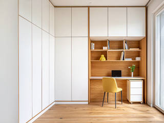 Eine farbenfrohe und elegante Wohnung in Berlin, CONSCIOUS DESIGN - INTERIORS CONSCIOUS DESIGN - INTERIORS Modern Study Room and Home Office Wood White