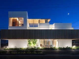 ロードサイドの家, K+Sアーキテクツ K+Sアーキテクツ 一戸建て住宅 木 白色