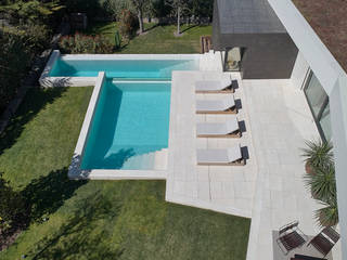 Una piscina con glamour y un diseño espectacular , ROSA GRES ROSA GRES Piscinas de jardim Cerâmica Branco